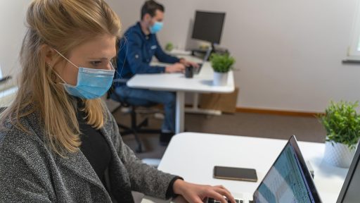 Vrouw werkt aan laptop vanuit huis als contentondernemer