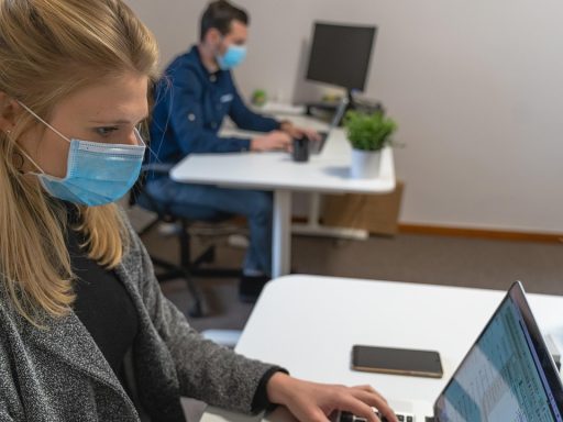 Vrouw werkt aan laptop vanuit huis als contentondernemer